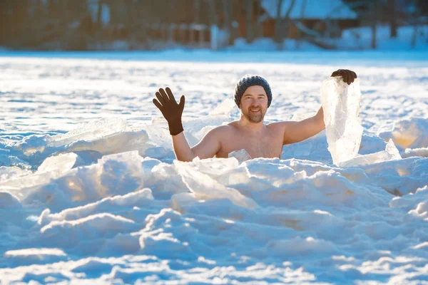 Winter zwemmen. Moedige man in een ijs-gat — Stockfoto