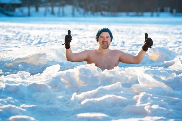 Winter zwemmen. Moedige man in een ijs-gat — Stockfoto