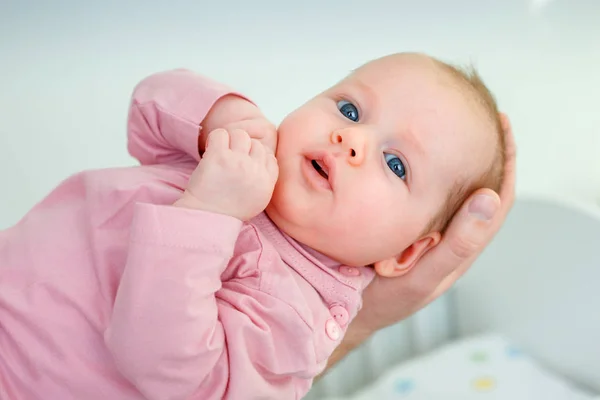 Aranyos újszülött baba lány karját atyáink — Stock Fotó