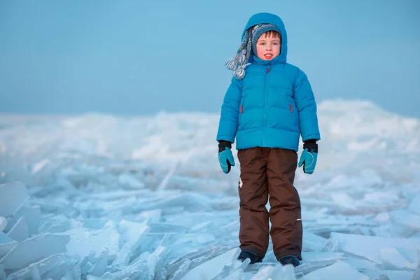 Roztomilý malý kluk, venku hraje na zimní beach — Stock fotografie