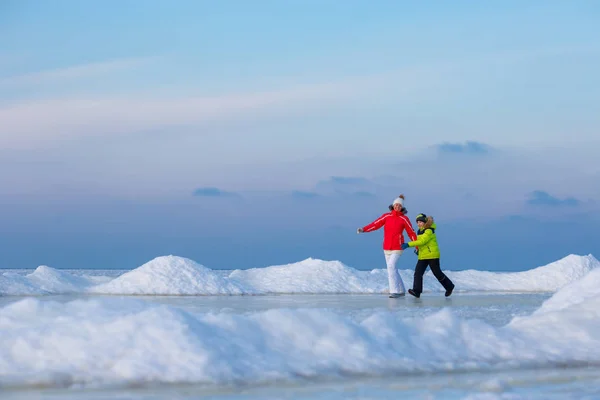 젊은 어머니와 얼음 해변에서 그녀의 아들 — 스톡 사진