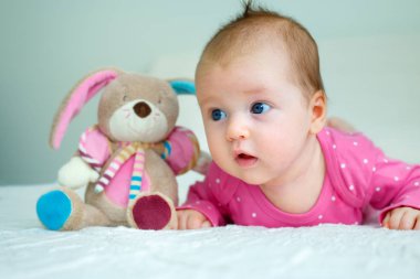 Karnına yalan bir şirin yeni doğan bebek kız portresi