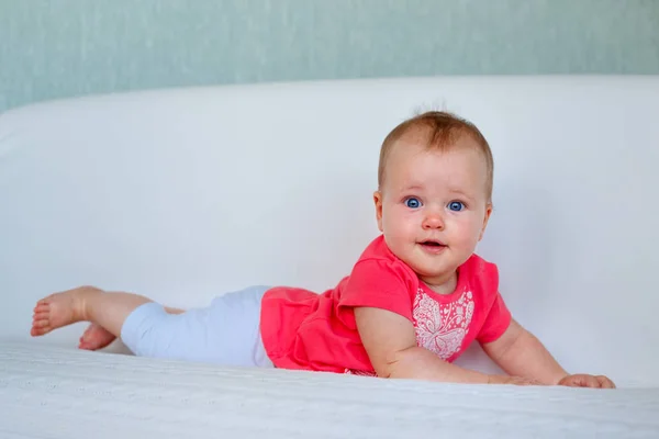 彼女の胃の上に横たわるかわいい新生児赤ちゃんの肖像画 — ストック写真