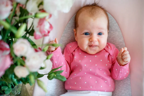 Fedai içinde eğleniyor bebeğim. Bebekler için etkinlikler — Stok fotoğraf