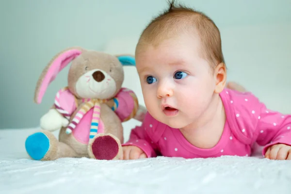 Karnına yalan bir şirin yeni doğan bebek kız portresi — Stok fotoğraf