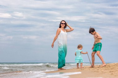 tropikal plaj tatil iki çocuklarıyla genç anne