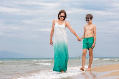 Anne ve oğlu eğleniyor kumsalda yaz tatil tatil sırasında