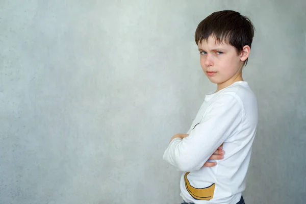 Porträtt av ledsen, trött tonåring hemma — Stockfoto