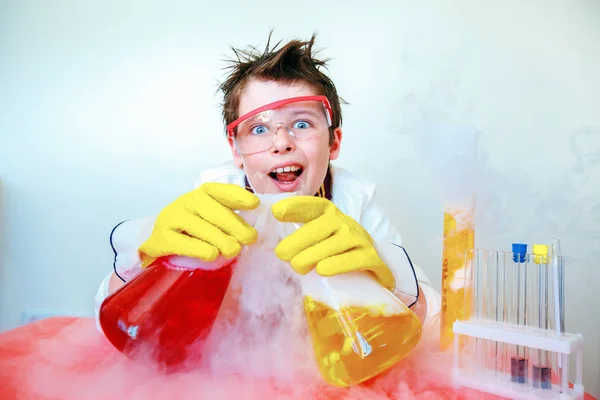 Gekke Wetenschapper Jonge Jongen Uitvoeren Van Experimenten — Stockfoto