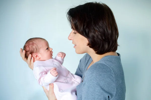 Concepto de maternidad de felicidad. Mamá y bebé en casa . —  Fotos de Stock