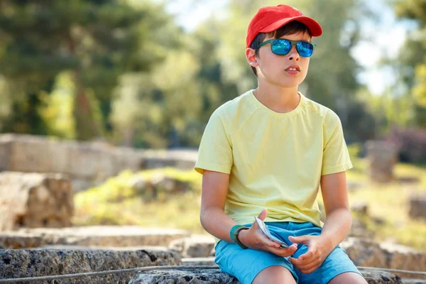 Portret van schooljongen poseren in de oude stad Olympia buitenshuis — Stockfoto