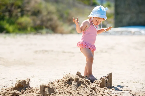Kind spielt am tropischen Strand. kleines Mädchen, das am Meeresufer Sand gräbt. Reisen mit kleinen Kindern — Stockfoto
