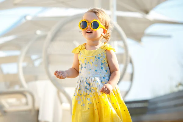 Güzel mutlu sarışın bebek kız açık havada oynamaktan — Stok fotoğraf