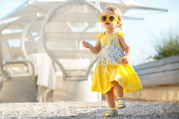 Härliga glada blond barnet flicka som leker utomhus — Stockfoto