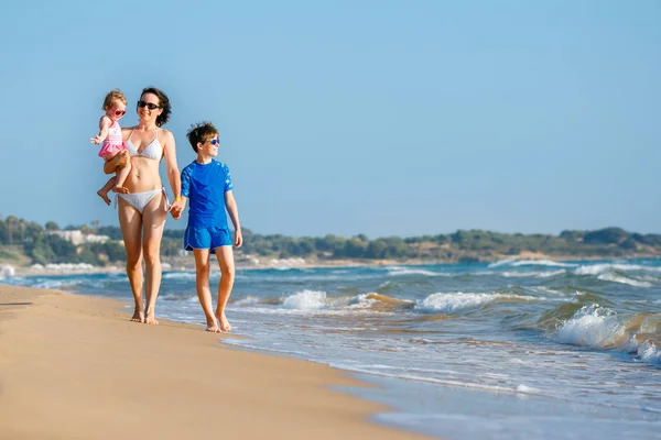 Ung mamma med sina två barn på tropisk strandsemester — Stockfoto