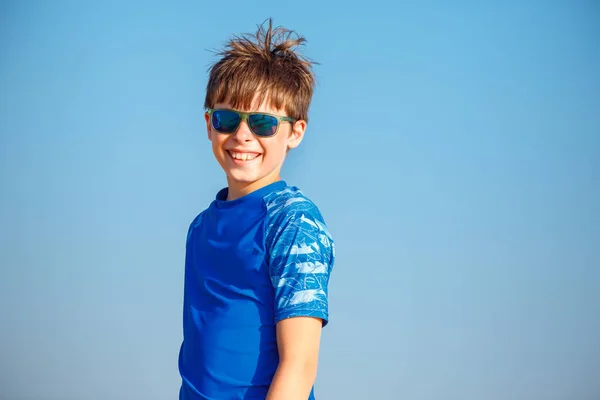 Retrato de niño con traje de baño y gafas de sol contra el cielo —  Fotos de Stock