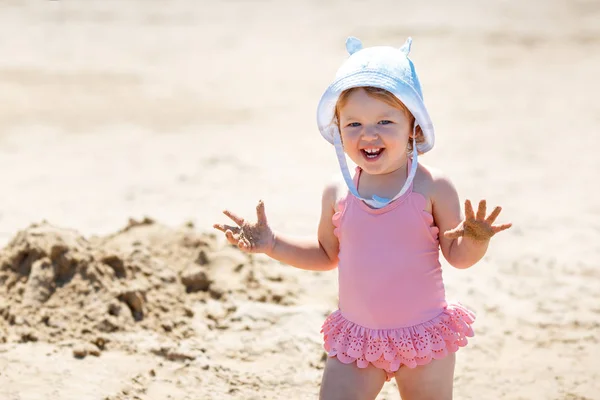 열 대 해변에서 노는 아이. 작은 소녀 파고 모래 바다에서 해안. 어린 자녀와 함께 여행 스톡 사진