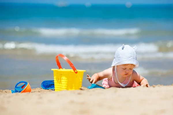 열 대 해변에서 노는 아이. 작은 소녀 파고 모래 바다에서 해안. 아이 모래 장난감으로 재생합니다. 어린 자녀와 함께 여행 스톡 이미지