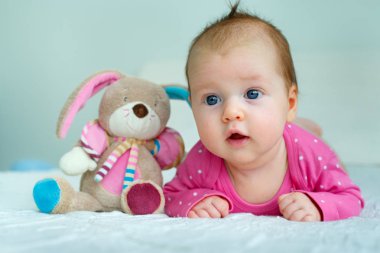 Karnına yalan bir şirin yeni doğan bebek kız portresi