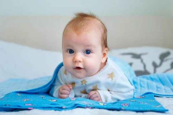 Egy aranyos újszülött baba fekvő hasán portréja — Stock Fotó