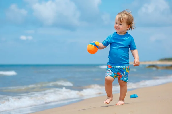 Urocza dziewczynka malucha grając na piaszczystej plaży — Zdjęcie stockowe