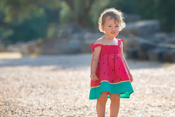 Dolce bionda bambina in bel vestito gioca passeggiate all'aperto — Foto Stock