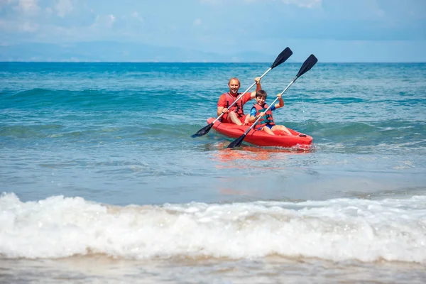 Kayak père et fils dans l'océan. Vacances actives avec un jeune enfant. Activité de vacances avec un écolier — Photo