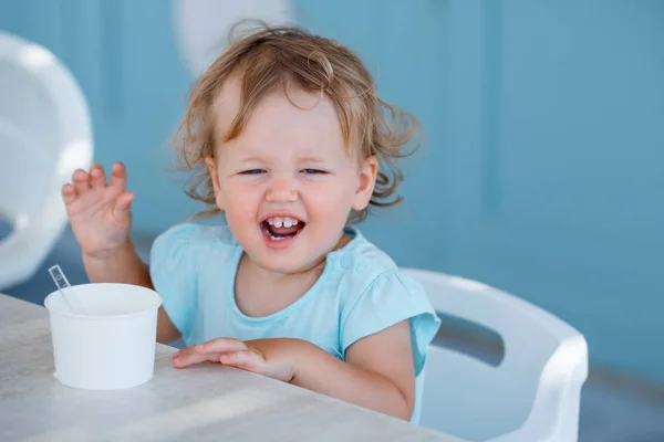 Sevimli küçük kız açık bir kafede dondurma yeme — Stok fotoğraf