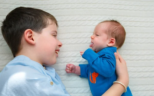 Big brother kramar sin nyfödda baby flicka. Toddler kid möte n — Stockfoto