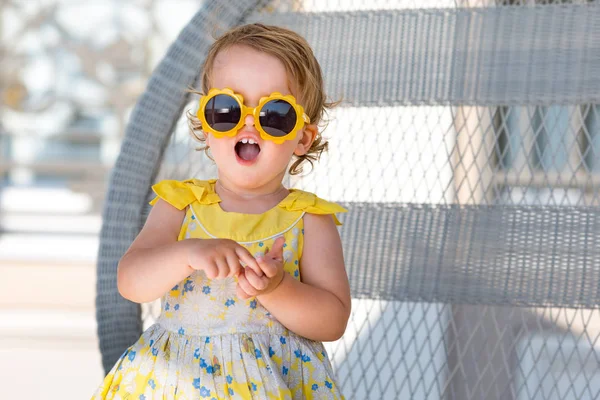 Schöne glückliche blonde Kleinkind Mädchen sitzt im Freien Café — Stockfoto