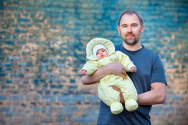 Söta nyfödda baby flicka och hennes far — Stockfoto