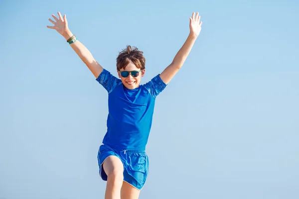 Gelukkige jongen met grappige expressie gebaar buitenshuis — Stockfoto