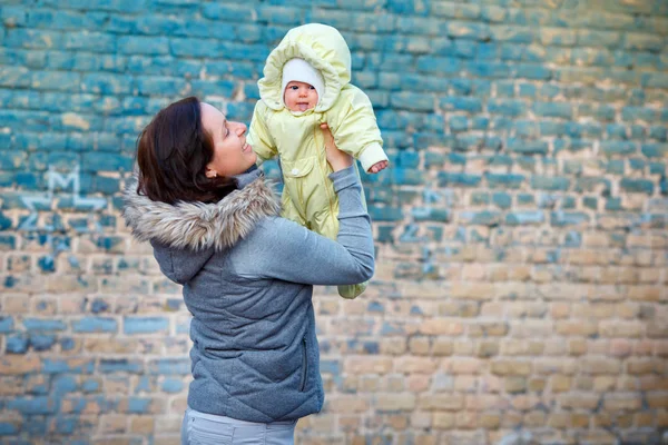 Concepto de maternidad de felicidad. Mamá y bebé al aire libre — Foto de Stock