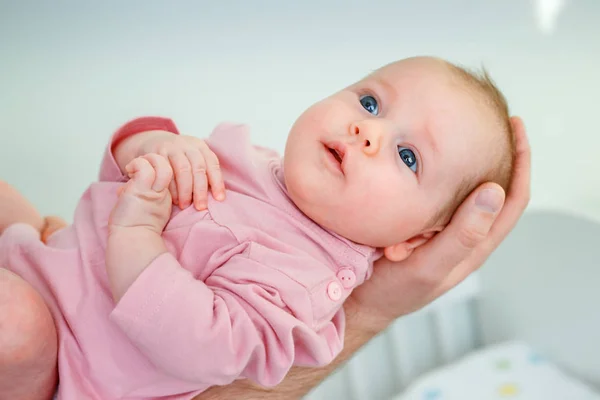 Söta nyfödda baby flicka i fäders armar — Stockfoto