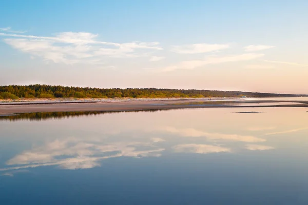 Mar Báltico, reflexão perfeita, floresta durante o pôr do sol — Fotografia de Stock