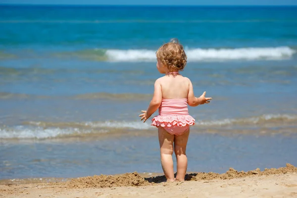 Dziecko gry na tropikalnej plaży. Mała dziewczynka kopania piasku, Brzeg morza. Podróż z dziećmi — Zdjęcie stockowe