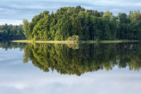 A lake, perfect reflection, clouds, and forest — Stock Photo, Image