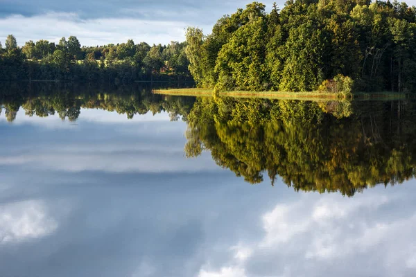 A lake, perfect reflection, clouds, and forest — Stock Photo, Image