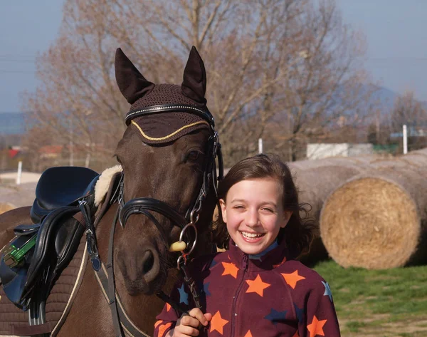 Giovane Sorridente Ragazza Con Suo Pony Prima Showjumping Concorrenza — Foto Stock