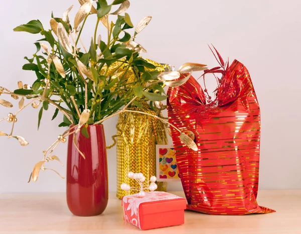 Luxury Packed Gifts Mistletoe Red Vase — Stock Photo, Image