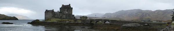 Panoramiczny Widok Eilean Donan Castle Jeden Najczęściej Fotografowanych Zabytków Szkocji — Zdjęcie stockowe