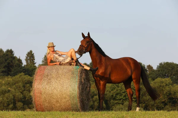 Mujer Joven Con Mentira Strawhat Haybale Caballo — Foto de Stock