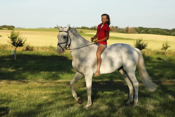 Teen Ragazza Cavalcare Cavallo Bianco Senza Sella Sul Prato Nel — Foto Stock