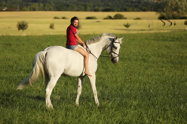 Giovane Ragazza Cavalcare Cavallo Bianco Senza Sella Sul Prato Nel — Foto Stock