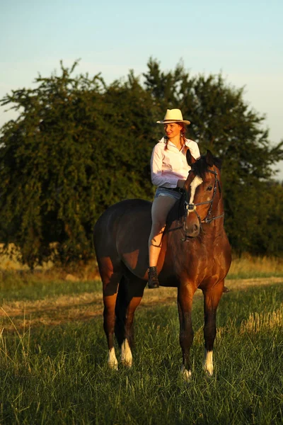 Young Lady Hat Brown Horse Saddle Meadow — Stock Photo, Image