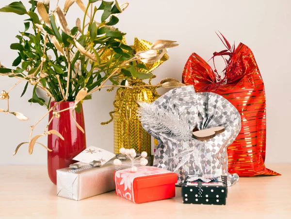 Cadeaus Moderne Wrappage Voorbereid Voor Kerstavond — Stockfoto
