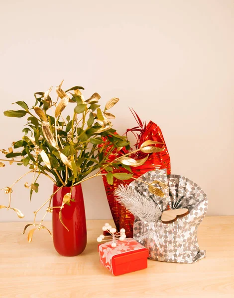 Роскошные Подарки Красном Серебре Омелой — стоковое фото