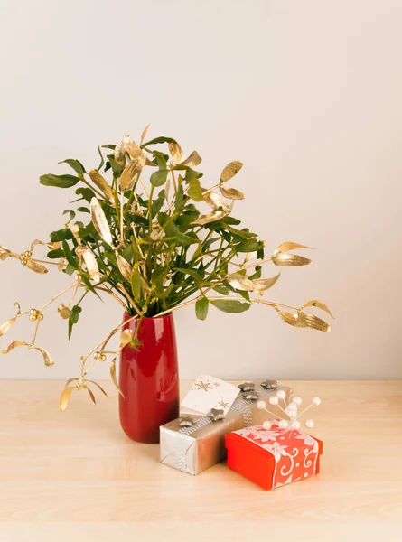 花瓶にヤシの木が入った赤と銀のパッケージのギフト — ストック写真