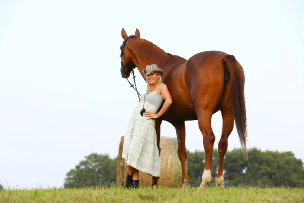 Donna Con Cavallo Sul Paesaggio Estivo Giornata Fine Estate — Foto Stock