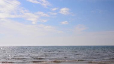 Beyaz bulutlar deniz üzerinde mavi bir gökyüzü üzerinde